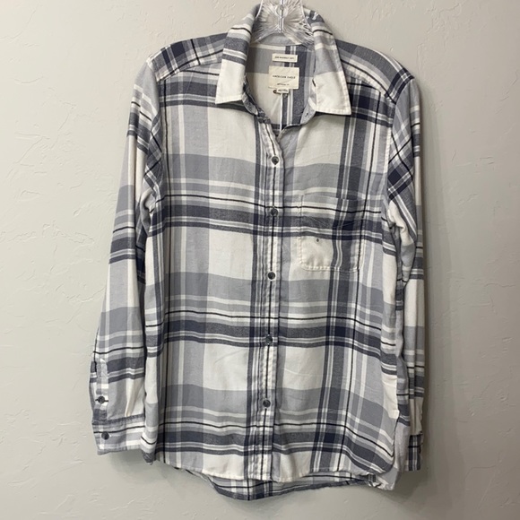 American Eagle Outfitters Tops - American Eagle boyfriend fit plaid shirt Small.NWT